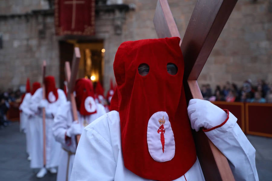 Fotos: Imágenes del Lunes Santo en Mérida: Jesús de Medinaceli, Santísimo Cristo de las Injurias y Nuestra Señora del Rosario