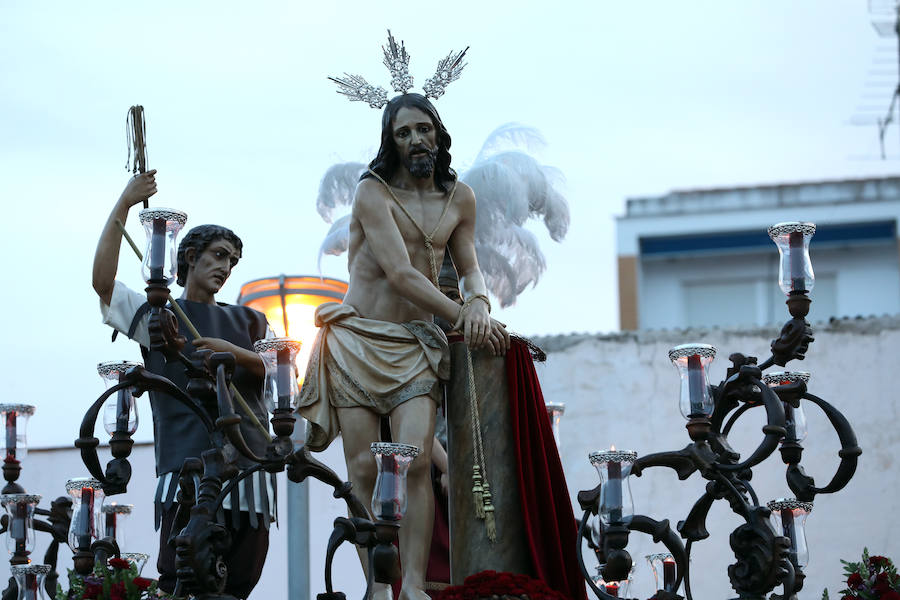 El Calvario procesionó por la calle que le da nombre dejando estampas dignas de fotografiar.