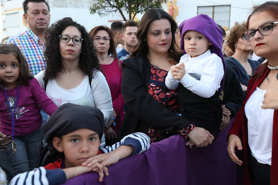 El Calvario procesionó por la calle que le da nombre dejando estampas dignas de fotografiar.