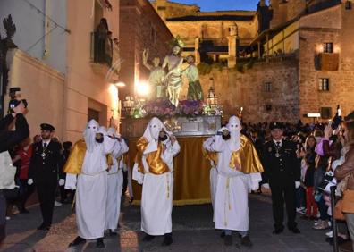 Imagen secundaria 1 - Arriba, la música corrió a cargo de la agrupación de la OJE; abajo a la izquierda, el paso de la Flagelación, primero en la procesión de Martes Santo, y a la derecha, el Cristo de la Columna, paso titular de la cofradía. 