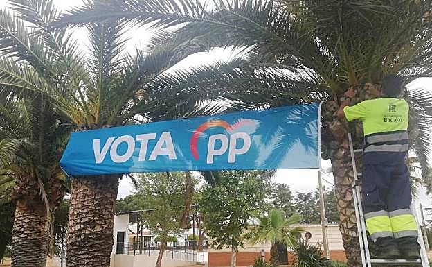 El PSOE denuncia al PP porque empleados municipales colocan una pancarta en Valdebótoa