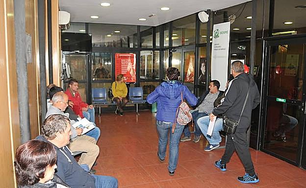 Un grupo de personas espera en la oficina del Sexpe en Plasencia, situada en la calle Trujillo. 