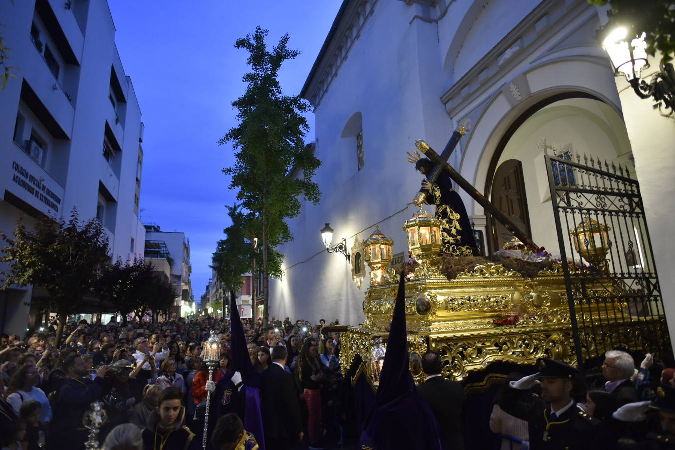 El Cristo de la Espina y la Virgen de la Amargura recorrieron las calles del centro de Badajoz entre el fervor del Martes Santo.