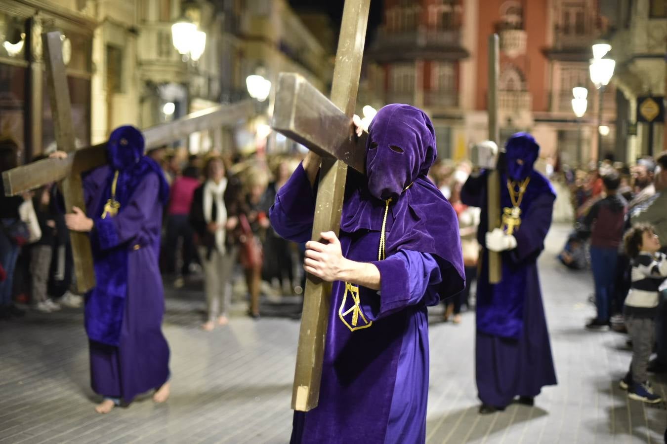 El Cristo de la Espina y la Virgen de la Amargura recorrieron las calles del centro de Badajoz entre el fervor del Martes Santo.