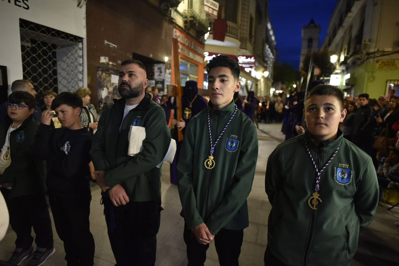 El Cristo de la Espina y la Virgen de la Amargura recorrieron las calles del centro de Badajoz entre el fervor del Martes Santo.