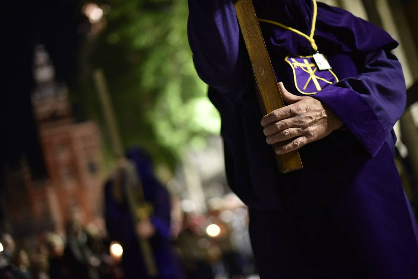 El Cristo de la Espina y la Virgen de la Amargura recorrieron las calles del centro de Badajoz entre el fervor del Martes Santo.