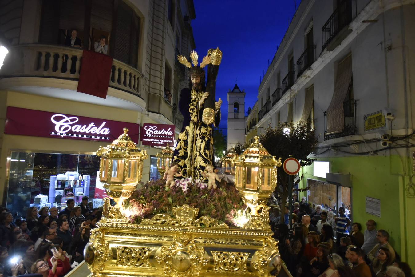 El Cristo de la Espina y la Virgen de la Amargura recorrieron las calles del centro de Badajoz entre el fervor del Martes Santo.