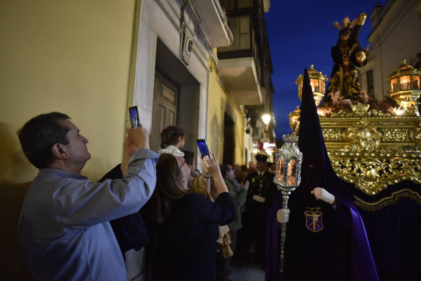 El Cristo de la Espina y la Virgen de la Amargura recorrieron las calles del centro de Badajoz entre el fervor del Martes Santo.