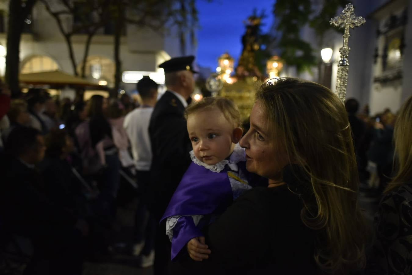 El Cristo de la Espina y la Virgen de la Amargura recorrieron las calles del centro de Badajoz entre el fervor del Martes Santo.