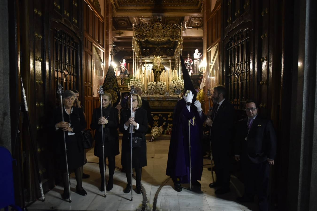 El Cristo de la Espina y la Virgen de la Amargura recorrieron las calles del centro de Badajoz entre el fervor del Martes Santo.