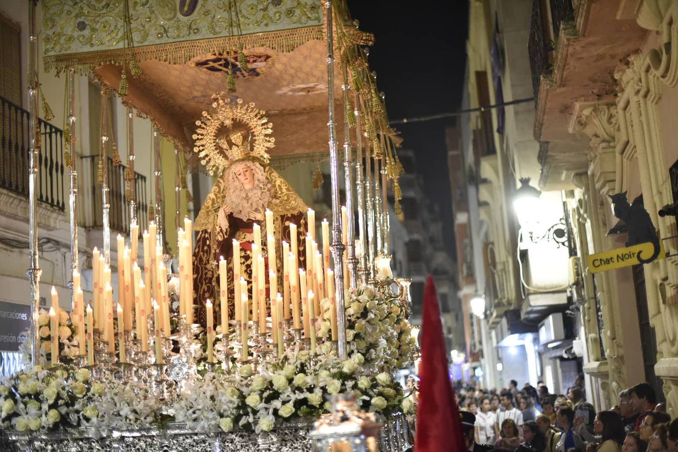 El Cristo de la Espina y la Virgen de la Amargura recorrieron las calles del centro de Badajoz entre el fervor del Martes Santo.