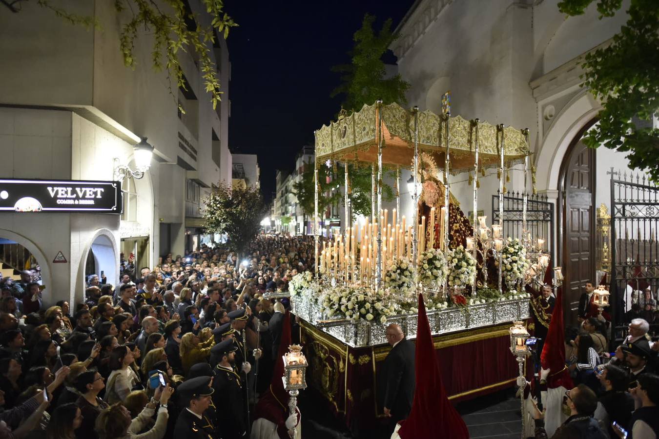 El Cristo de la Espina y la Virgen de la Amargura recorrieron las calles del centro de Badajoz entre el fervor del Martes Santo.