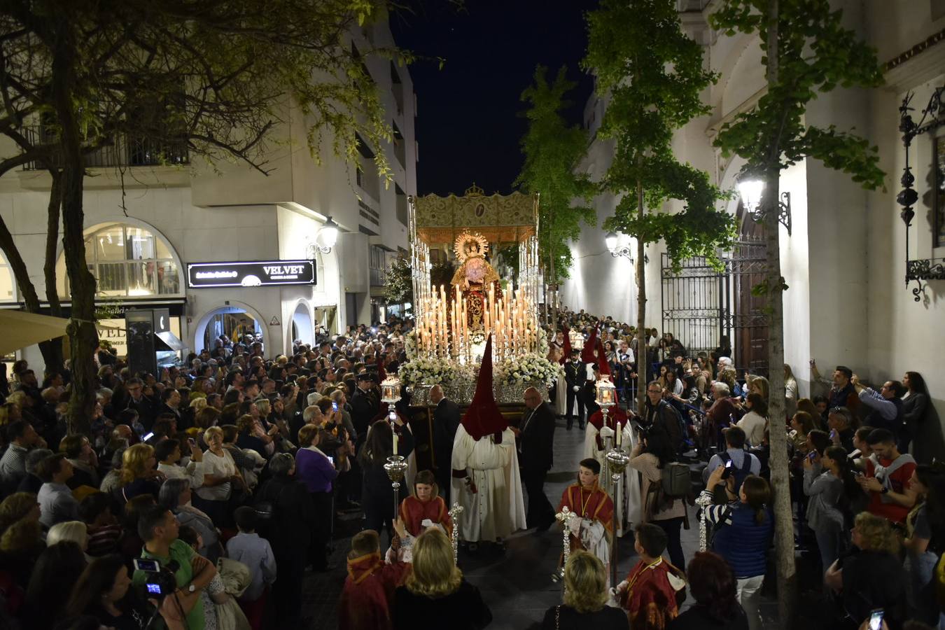 El Cristo de la Espina y la Virgen de la Amargura recorrieron las calles del centro de Badajoz entre el fervor del Martes Santo.