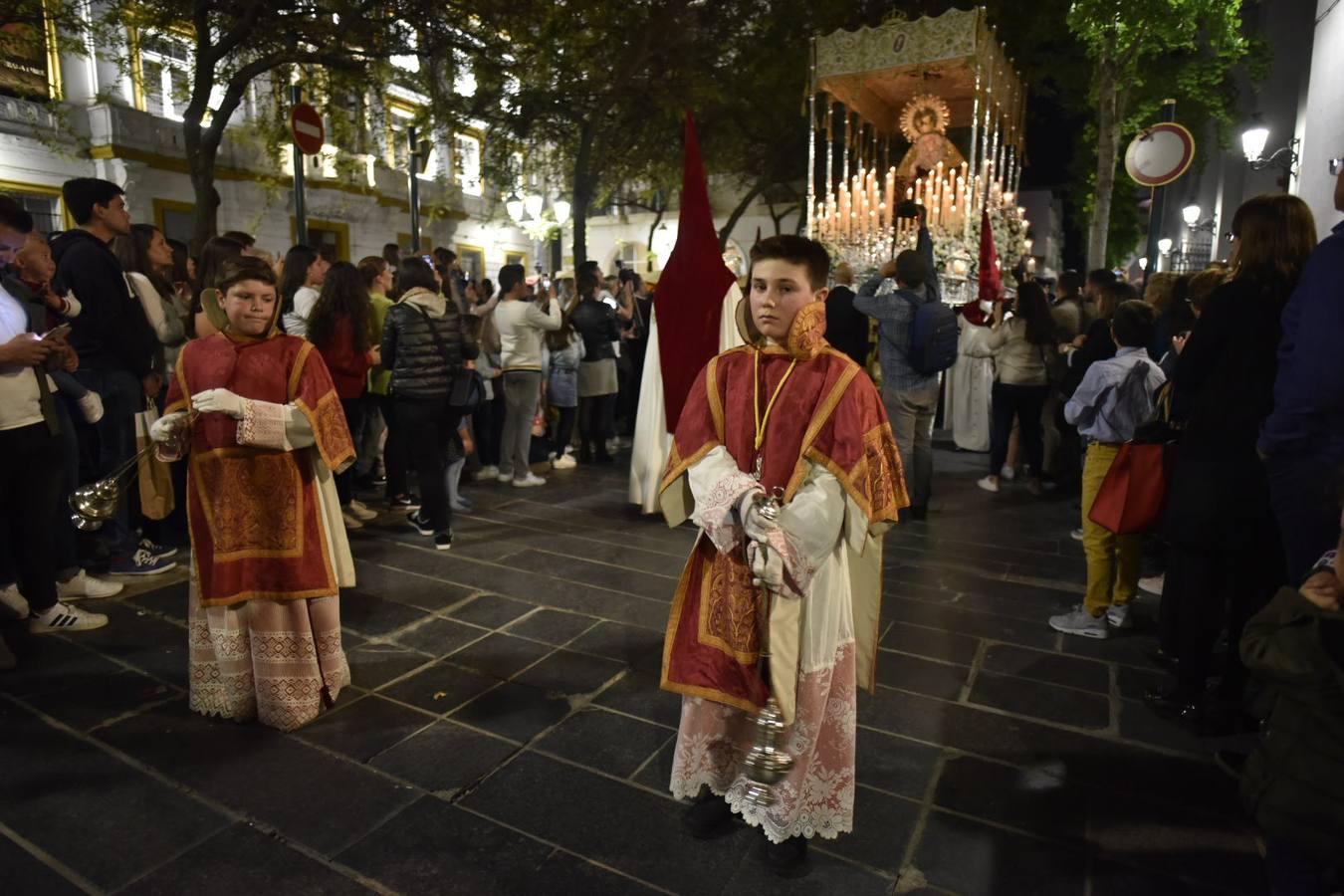El Cristo de la Espina y la Virgen de la Amargura recorrieron las calles del centro de Badajoz entre el fervor del Martes Santo.