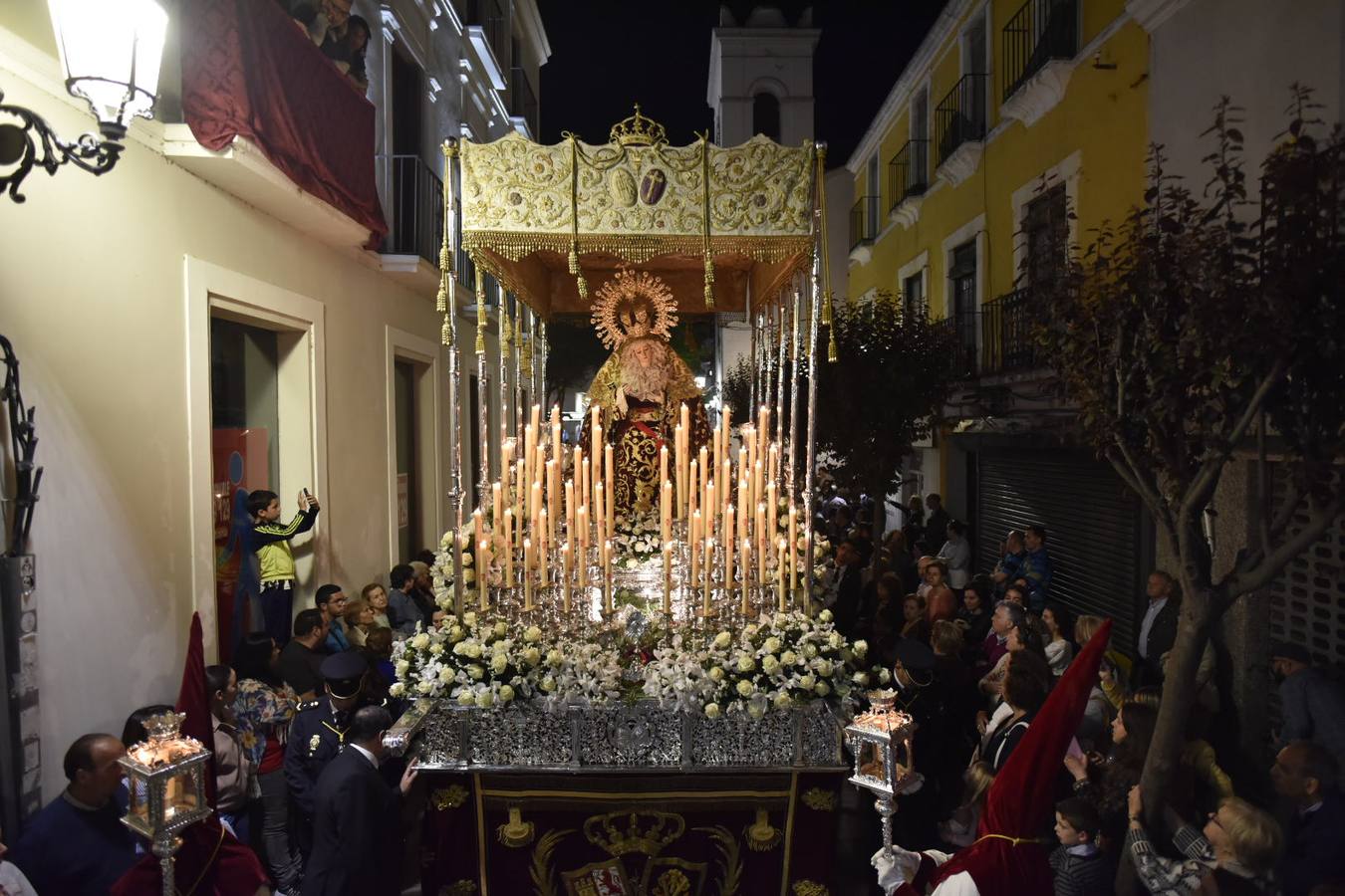 El Cristo de la Espina y la Virgen de la Amargura recorrieron las calles del centro de Badajoz entre el fervor del Martes Santo.
