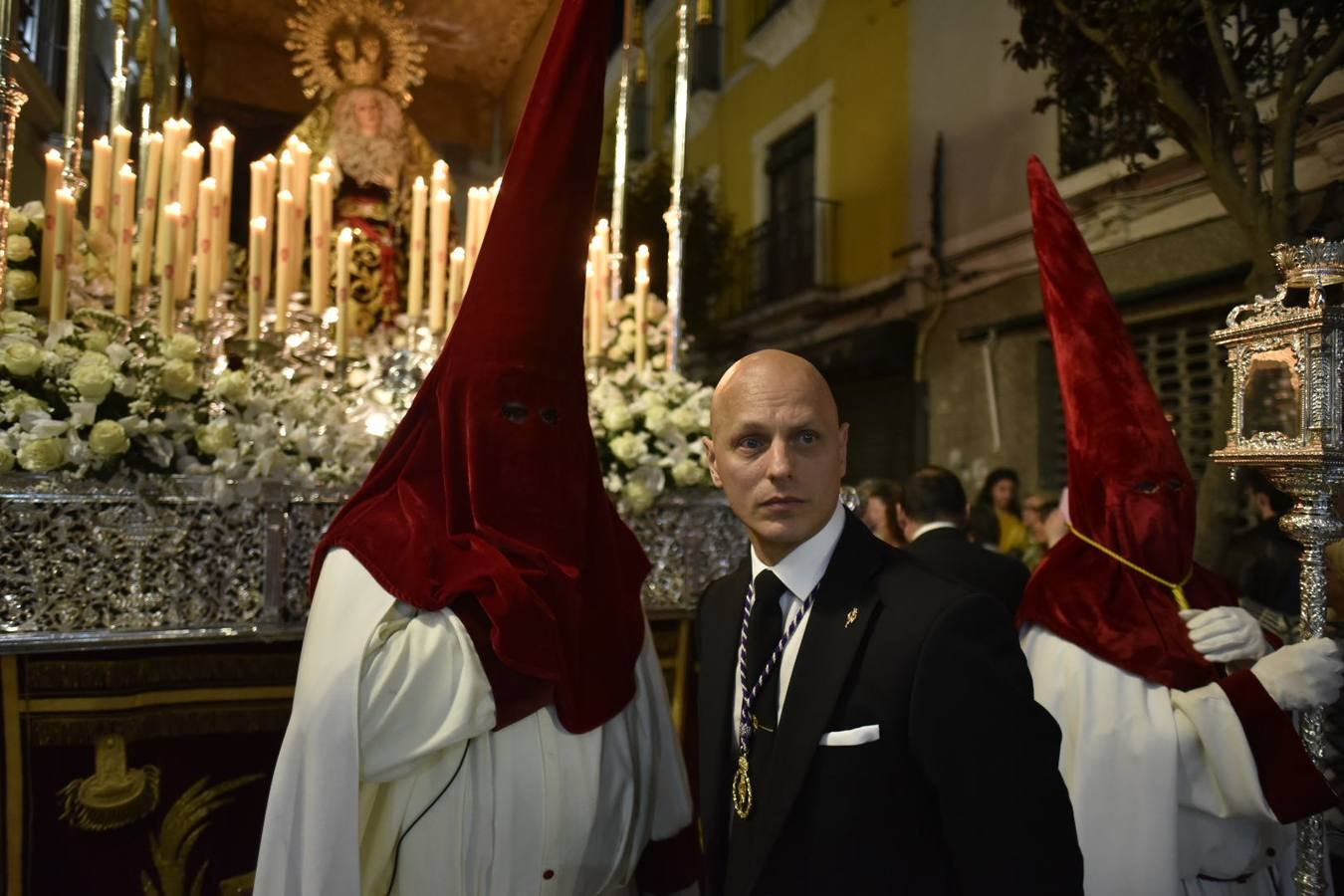 El Cristo de la Espina y la Virgen de la Amargura recorrieron las calles del centro de Badajoz entre el fervor del Martes Santo.