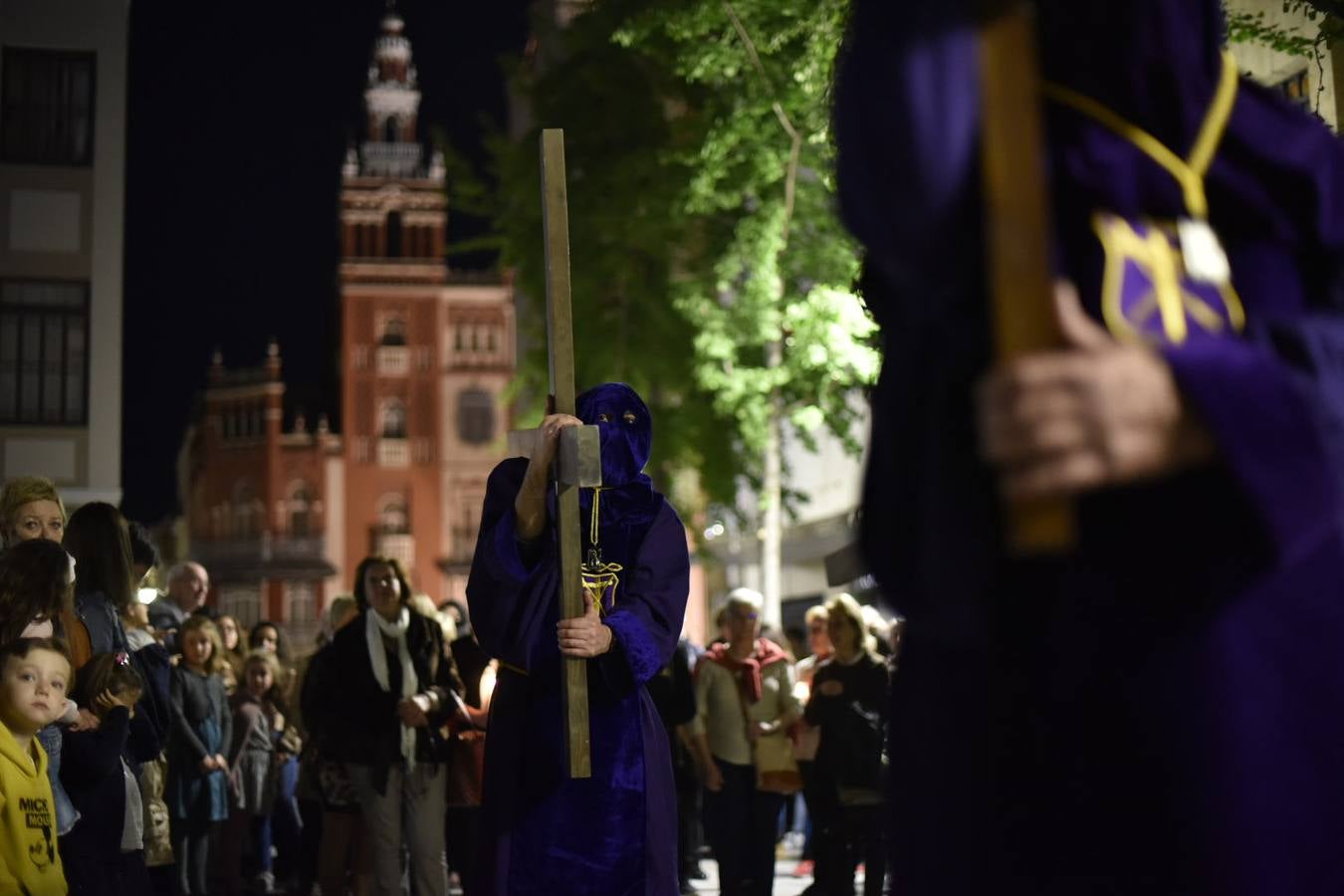 El Cristo de la Espina y la Virgen de la Amargura recorrieron las calles del centro de Badajoz entre el fervor del Martes Santo.