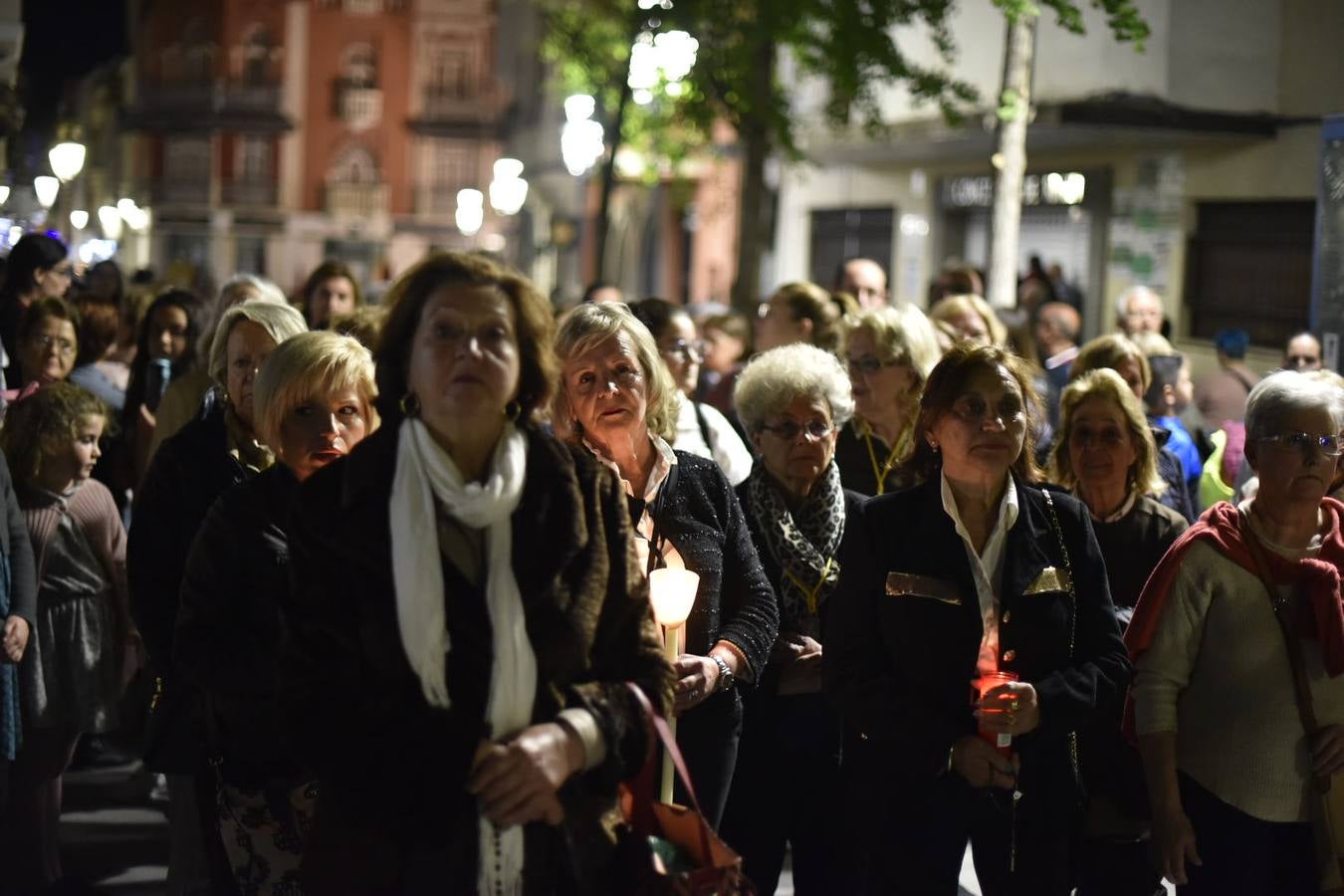 El Cristo de la Espina y la Virgen de la Amargura recorrieron las calles del centro de Badajoz entre el fervor del Martes Santo.