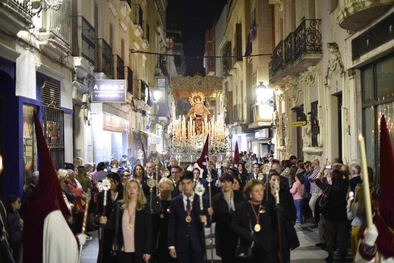 El Cristo de la Espina y la Virgen de la Amargura recorrieron las calles del centro de Badajoz entre el fervor del Martes Santo.
