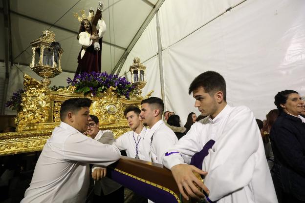 Esperano la decisión de si salir o no en procesión.