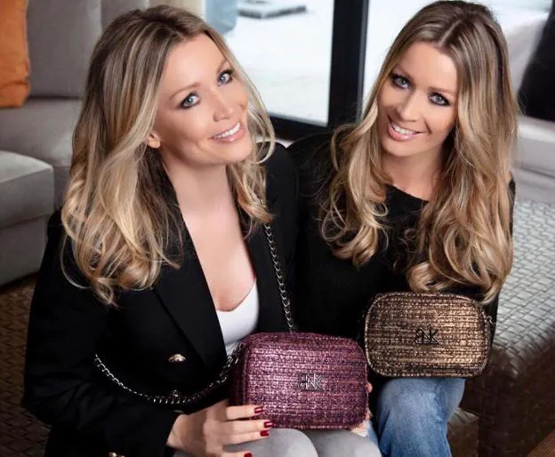 Nicole y Bárbara, con dos modelos de su primera colección de bolsos. :: sur