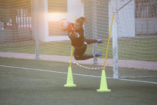 La portera Yolanda Aguirre vuela en un entrenamiento. 