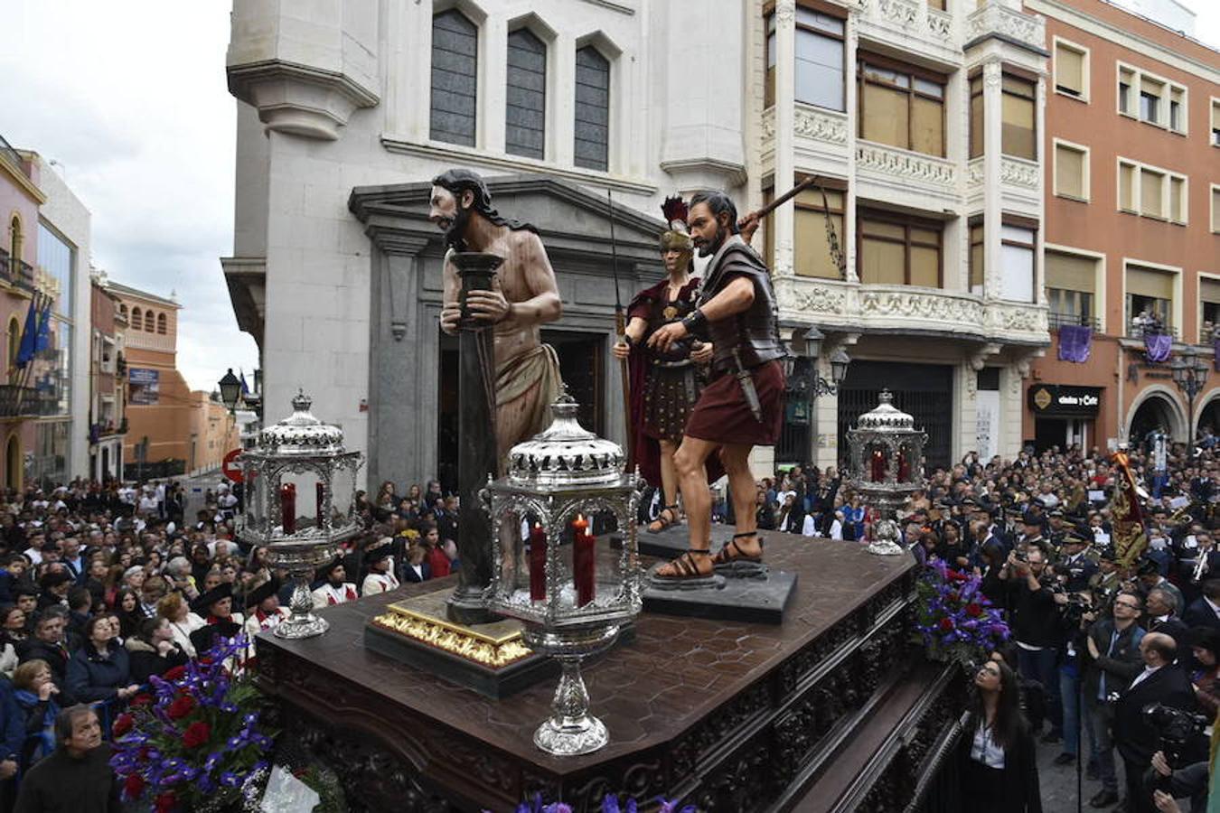 Fotos: La procesión del Ecce-Homo y la Soledad en Badajoz se vio alterada por la lluvia