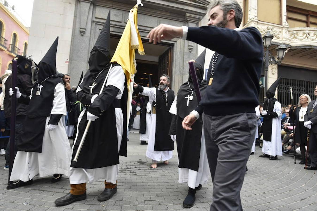 Fotos: La procesión del Ecce-Homo y la Soledad en Badajoz se vio alterada por la lluvia