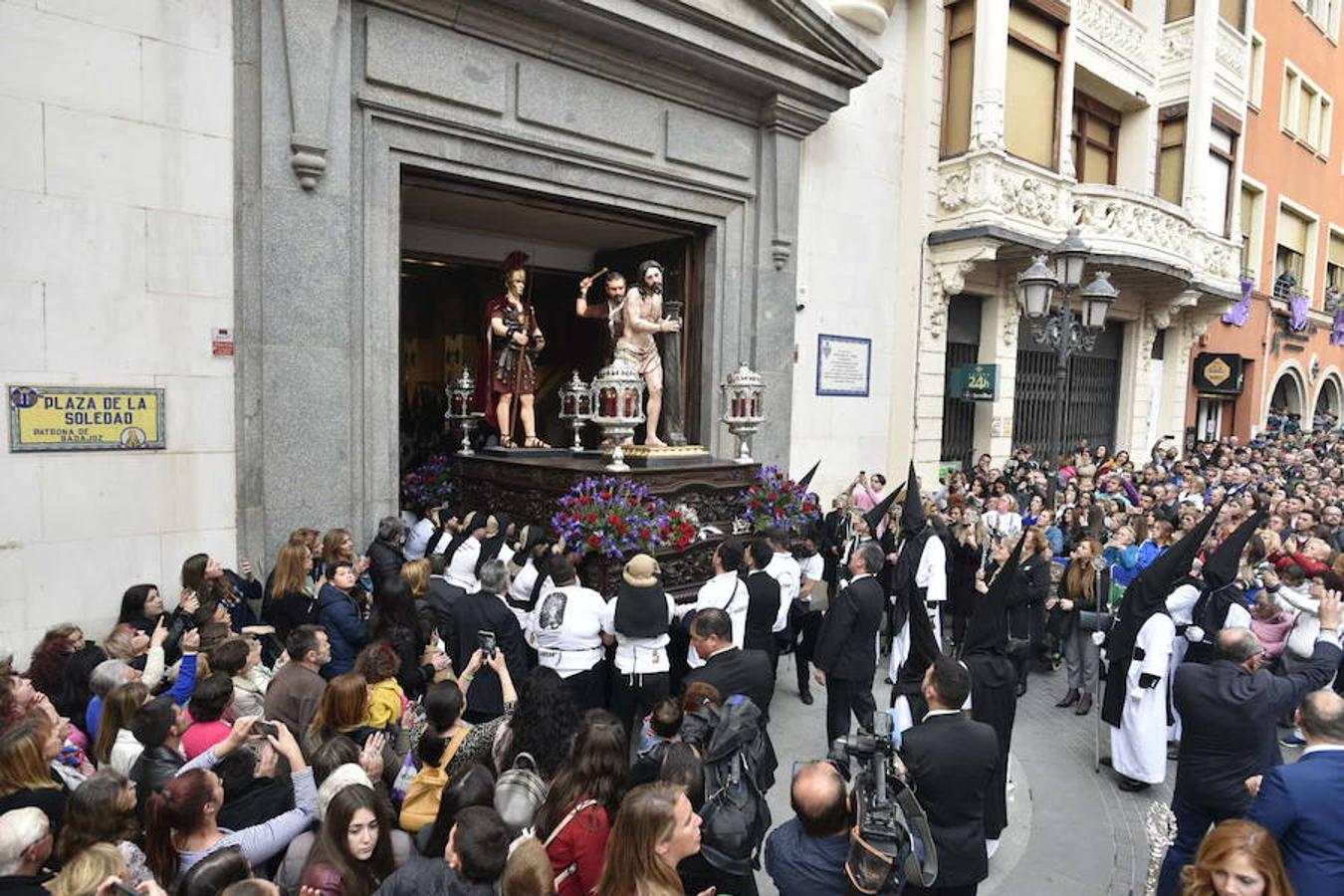 Fotos: La procesión del Ecce-Homo y la Soledad en Badajoz se vio alterada por la lluvia