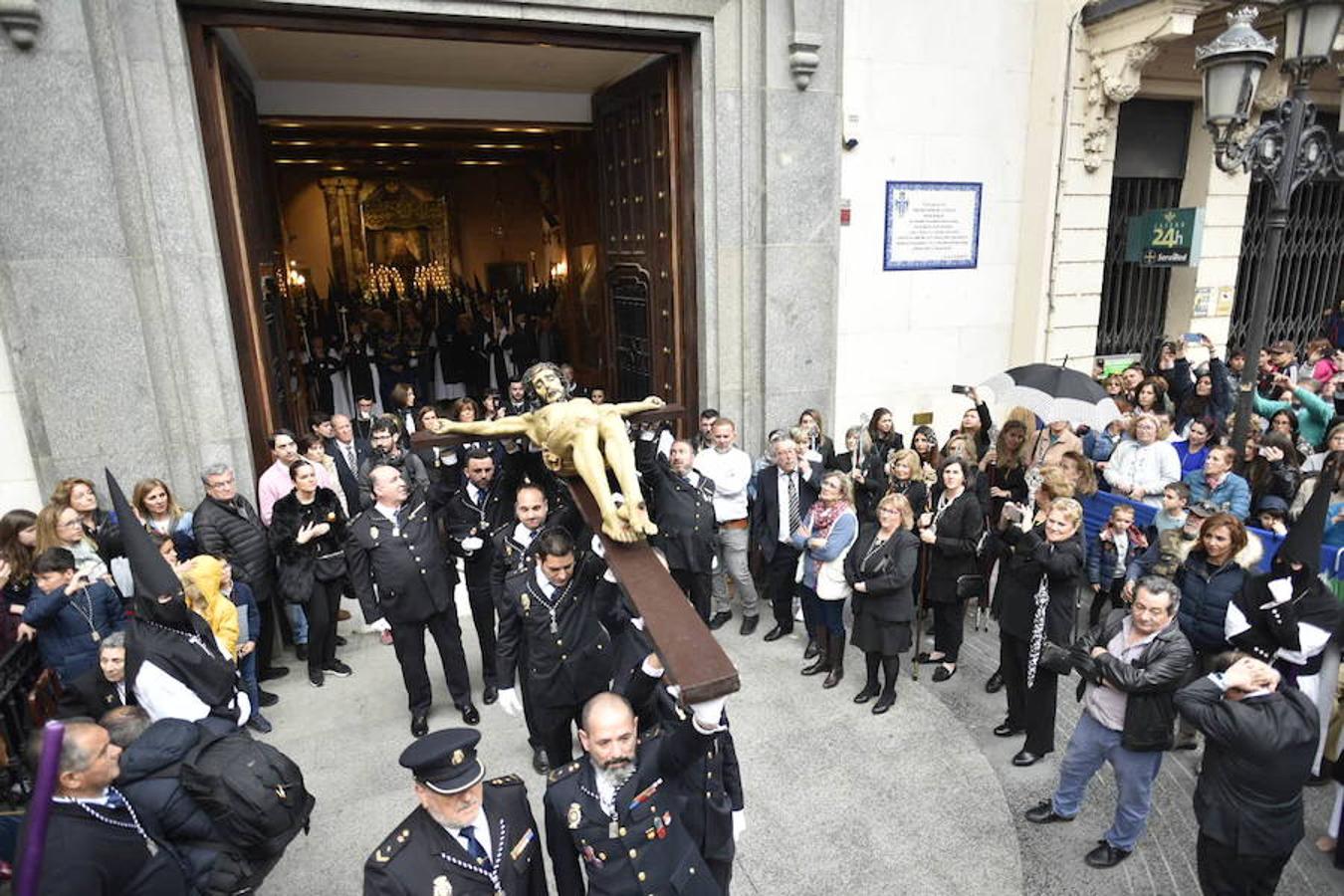 Fotos: La procesión del Ecce-Homo y la Soledad en Badajoz se vio alterada por la lluvia