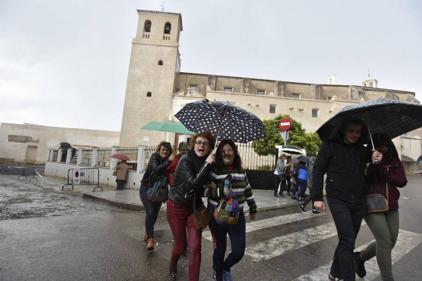 Fotos: Viernes Santo en Badajoz: La lluvia impide la salida del Santo Entierro