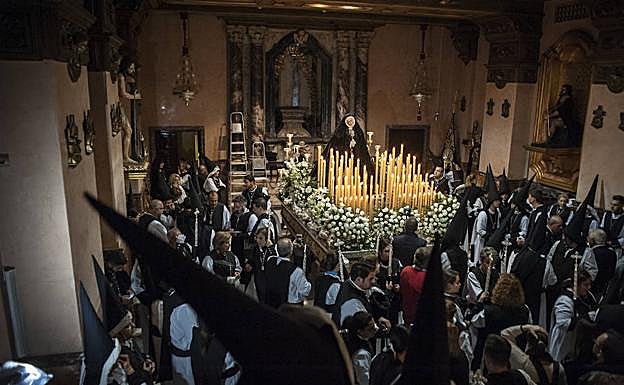 Imagen. La Patrona tampoco pudo salir en la madrugada del Viernes Santo.