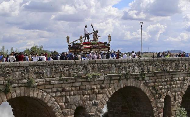 Los costaleros portan el paso del Cristo las Tres Caídas por el puente romano rumbo al polígono tras quedar suspendida la procesión Extraordinaria.