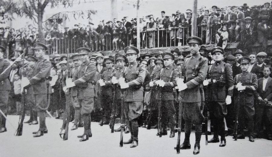 Año 1931. Los militares de Cáceres en el Paseo de Cánovas, en el cambio de la bandera de la Monarquía por la de la República.