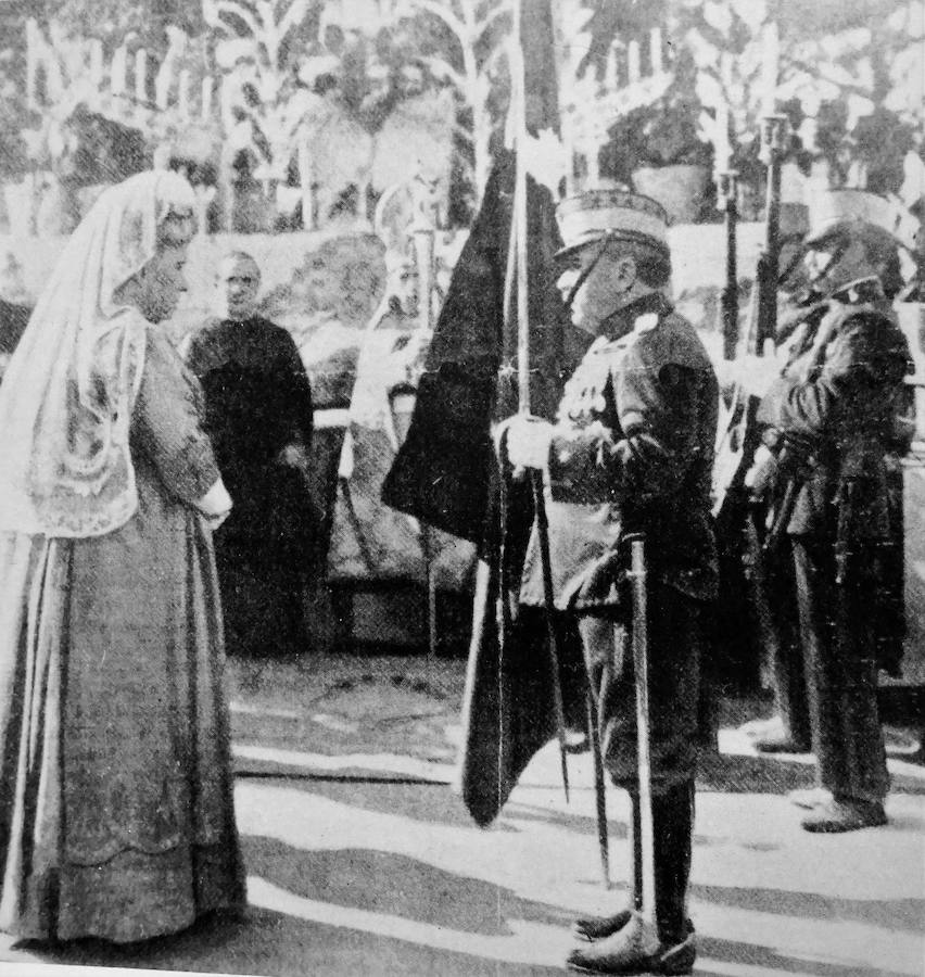 Año 1919, cuando la Infanta Isabel, 'La Chata', entregó la bandera del regimiento permanente de Cáceres.