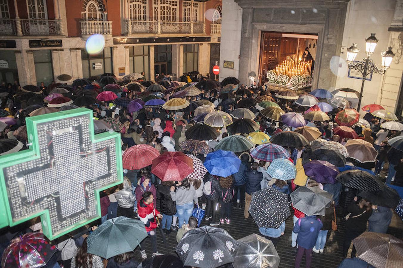 Fotos: Viernes Santo en Badajoz: La Patrona no pudo desfilar al suspenderse la procesión del rosario