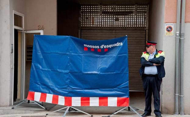 Mossos d'Esquadra investigan el domicilio situado en la localidad gerundense de Olot en el que ha sido asesinada una mujer.