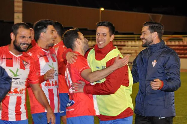 Trinidad, Álex Herrera, Pepe Bernal, Ricardo Durán y David Agudo celebran el sufrido triunfo. :: e. domeque