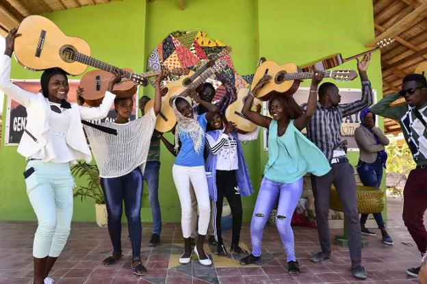 Jóvenes senegaleses, con los instrumentos que los voluntarios de la asociación Leãozinho les acaban de entregar. :: carlos mardones