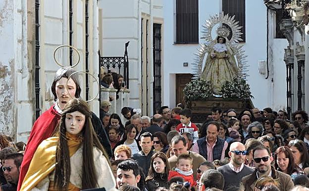 Maria la Magdalena y San Juan seguidos por la virgen 
