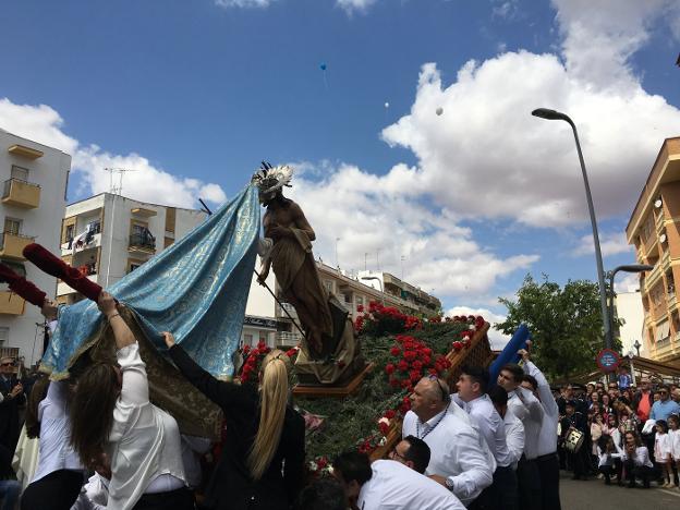 El encuentro entre el Cristo Resucitado y la Virgen ayer congregó a numeroso público. :: g. c.