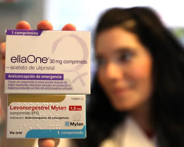 Envases con dos marcas comerciales de la píldora del día después en una farmacia de Mérida. :: brígido