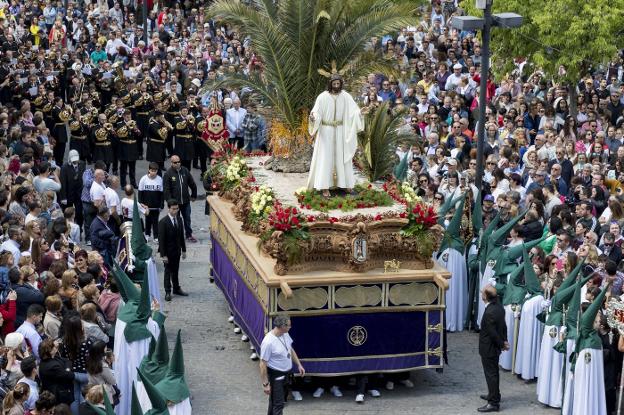 La Plaza Mayor se quedó pequeña para ver la procesión.