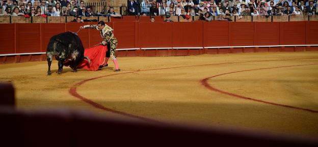 José María Manzanares entra a matar a uno de sus toros de ayer en la plaza de toros de la Maestranza. :: AFP