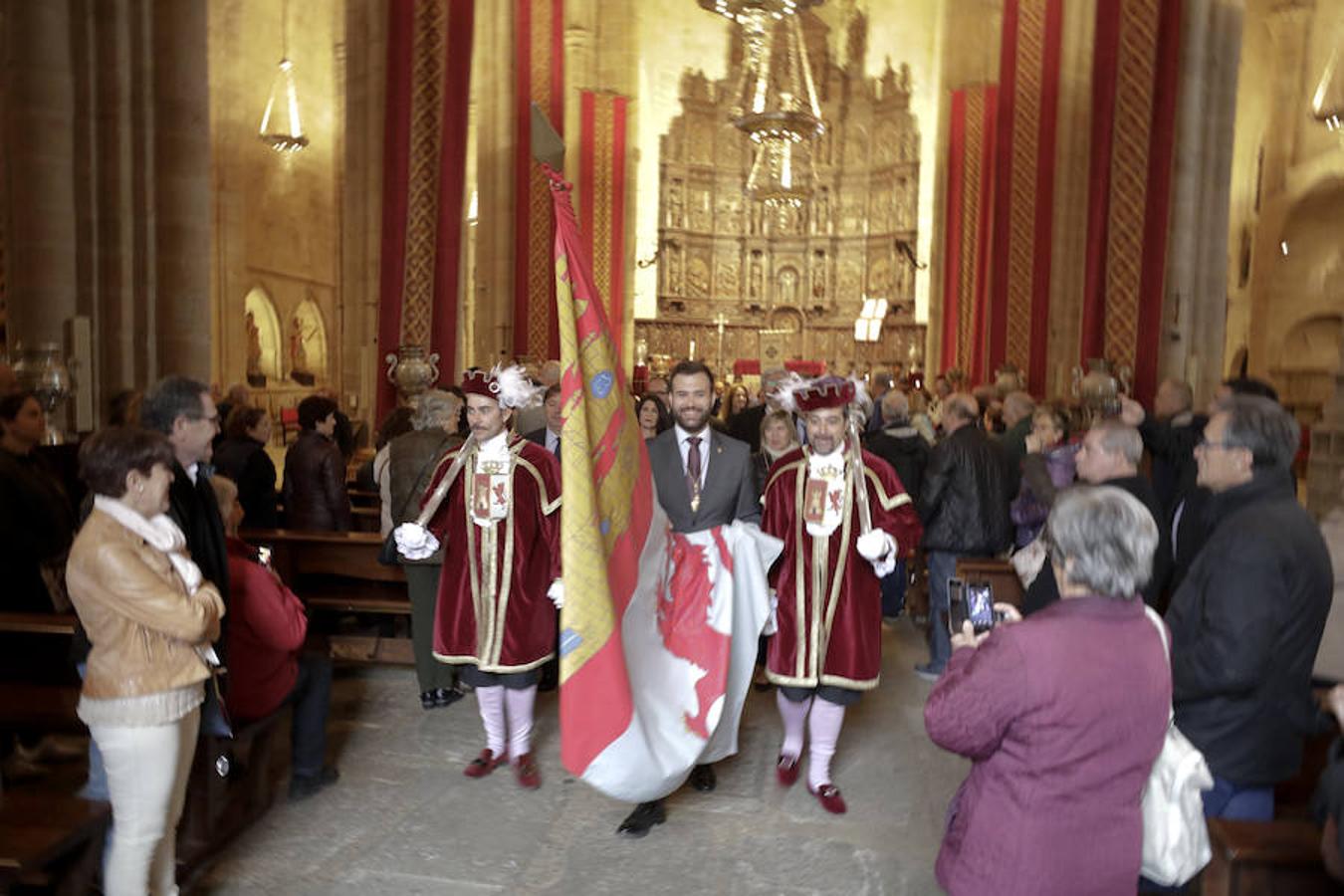 Fotos: La lluvia se cuela en las celebraciones de San Jorge