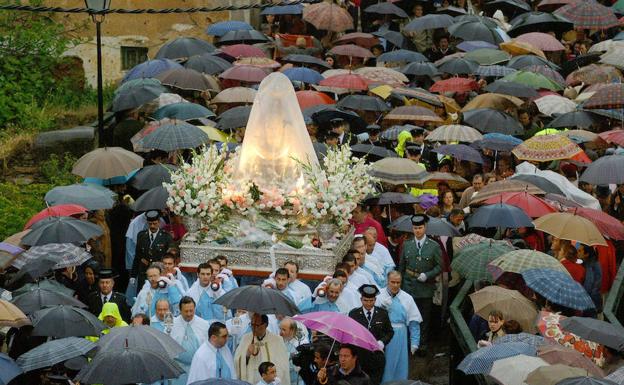 Imagen de la bajada de la Virgen de la Montaña con lluvia