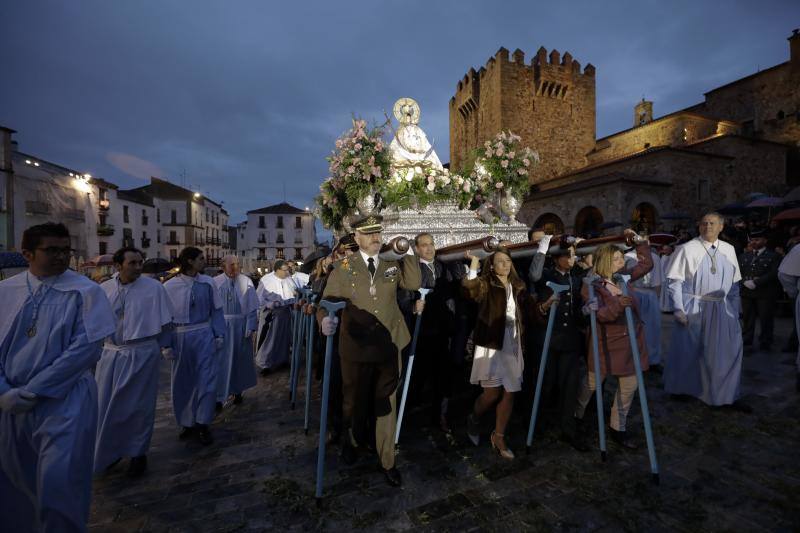 La bajada de la patrona de Cáceres se sobrepone al mal tiempo en su primer año de interés regional