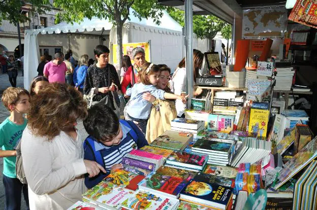 La Plaza Mayor albergará un año más la Feria del Libro. :: hoy