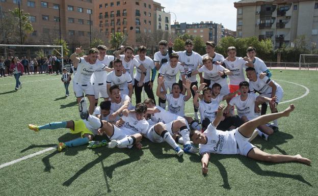 Los juveniles del Badajoz celebran el título y el ascenso a División de Honor tras ganar el domingo al Don Bosco en su campo. ::