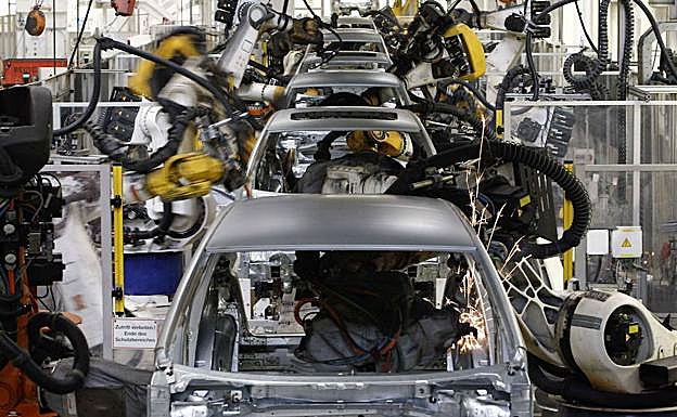 Robots soldadores trabajando en la fábrica que la multinacional automovilística Volkswagen tiene en Wolfsburgo.